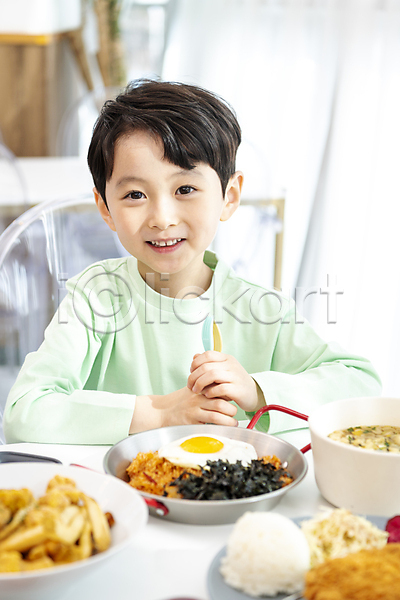 즐거움 남자 소년 소년한명만 어린이 한국인 한명 JPG 소프트포커스 앞모습 포토 들기 미소(표정) 상반신 식사 실내 음식 응시 키즈카페