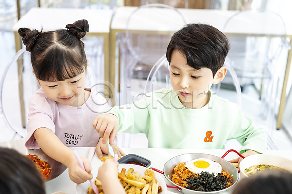 즐거움 남자 두명 소녀(어린이) 소년 신체부위 어린이 어린이만 여자 한국인 JPG 앞모습 포토 들기 미소(표정) 상반신 손 식사 실내 음식 친구 키즈카페