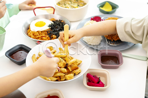 즐거움 신체부위 JPG 포토 들기 손 식사 식탁 실내 음식 찍기(손짓) 키즈카페 튀김 포크