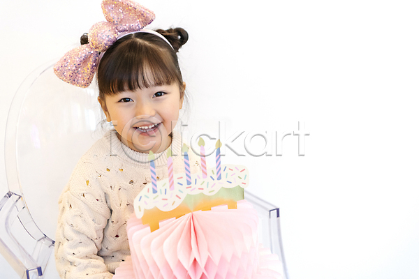 즐거움 행복 소녀(어린이) 소녀한명만 어린이 여자 한국인 한명 JPG 앞모습 포토 머리띠 모형 상반신 생일 생일파티 실내 웃음 케이크 키즈카페 파티