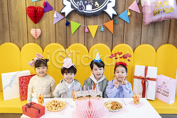 즐거움 함께함 남자 소녀(어린이) 소년 어린이 어린이만 여러명 여자 한국인 JPG 앞모습 포토 미소(표정) 브이 상반신 생일 생일파티 실내 웃음 친구 키즈카페 파티