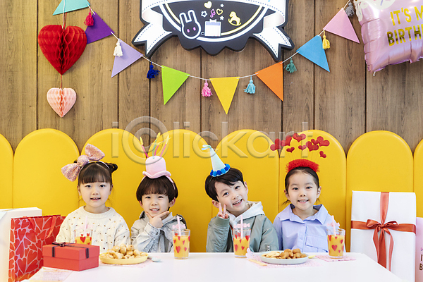 즐거움 함께함 남자 소녀(어린이) 소년 어린이 어린이만 여러명 여자 한국인 JPG 앞모습 포토 미소(표정) 브이 상반신 생일 생일파티 손짓 실내 친구 키즈카페 파티
