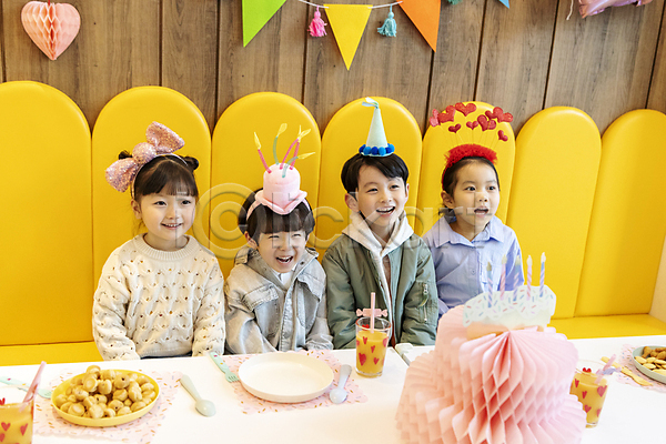 즐거움 함께함 남자 소녀(어린이) 소년 어린이 어린이만 여러명 여자 한국인 JPG 앞모습 포토 미소(표정) 상반신 생일 생일파티 실내 앉기 웃음 친구 키즈카페 파티