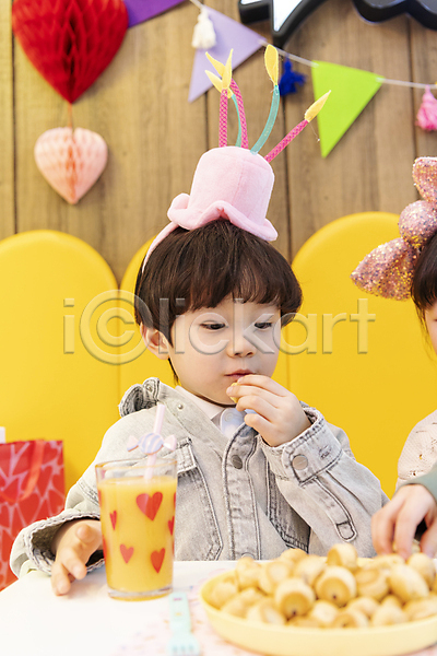 즐거움 남자 소년 소년한명만 어린이 한국인 한명 JPG 앞모습 포토 과자 들기 먹기 상반신 생일 생일파티 실내 키즈카페 파티