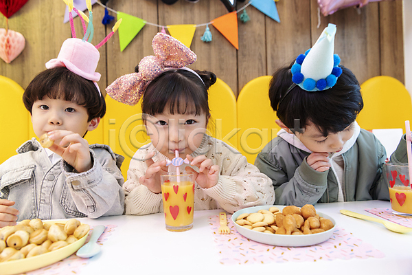 즐거움 함께함 남자 세명 소녀(어린이) 소년 어린이 어린이만 여자 한국인 JPG 앞모습 포토 마시기 먹기 상반신 생일 생일파티 실내 응시 주스 친구 키즈카페 파티