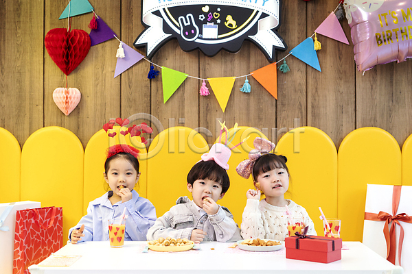 즐거움 함께함 남자 세명 소녀(어린이) 소년 어린이 어린이만 여자 한국인 JPG 앞모습 포토 과자 디저트 먹기 미소(표정) 상반신 생일 생일파티 실내 친구 키즈카페 파티