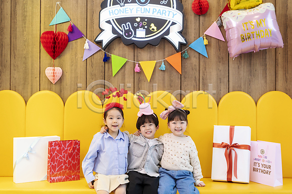 즐거움 함께함 남자 세명 소녀(어린이) 소년 어린이 어린이만 여자 한국인 JPG 앞모습 포토 미소(표정) 상반신 생일 생일파티 실내 앉기 어깨동무 웃음 친구 키즈카페 파티
