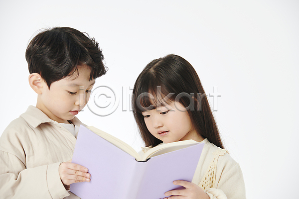 남자 두명 소녀(어린이) 소년 어린이 어린이만 여자 한국인 JPG 앞모습 포토 독서 들기 상반신 스튜디오촬영 어린이라이프 응시 책 친구