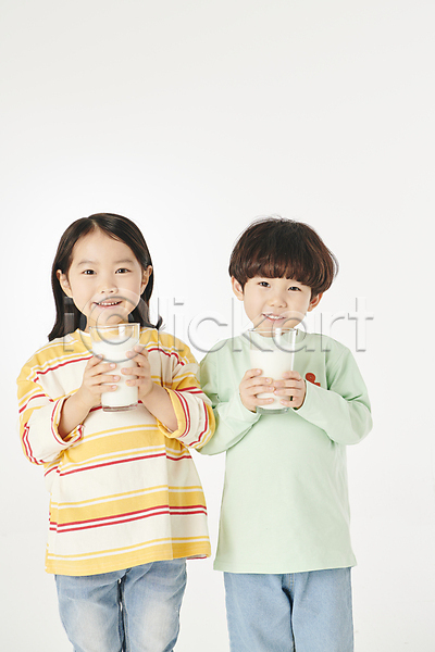 남자 두명 소녀(어린이) 소년 어린이 어린이만 여자 한국인 JPG 앞모습 포토 건강 들기 미소(표정) 상반신 스튜디오촬영 어린이라이프 우유 친구 컵