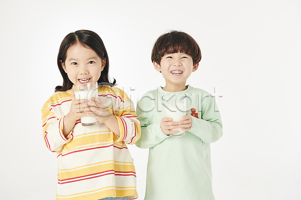 남자 두명 소녀(어린이) 소년 어린이 어린이만 여자 한국인 JPG 앞모습 포토 건강 들기 미소(표정) 상반신 스튜디오촬영 어린이라이프 우유 웃음 친구 컵