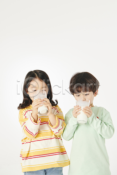 남자 두명 소녀(어린이) 소년 어린이 어린이만 여자 한국인 JPG 앞모습 포토 건강 들기 마시기 상반신 스튜디오촬영 어린이라이프 우유 친구 컵