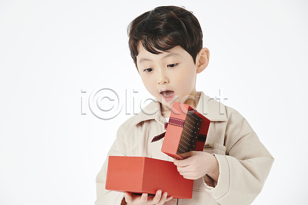 남자 소년 소년한명만 어린이 한국인 한명 JPG 앞모습 포토 놀람 들기 상반신 선물상자 스튜디오촬영 어린이라이프 오픈