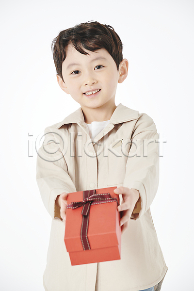 남자 소년 소년한명만 어린이 한국인 한명 JPG 앞모습 포토 미소(표정) 상반신 선물상자 스튜디오촬영 어린이라이프 주기