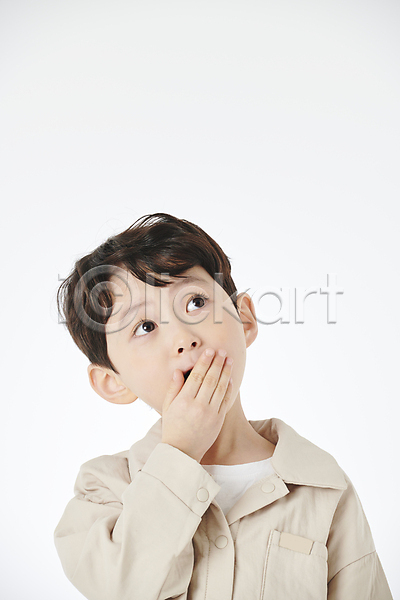 남자 소년 소년한명만 어린이 한국인 한명 JPG 앞모습 포토 놀람 상반신 스튜디오촬영 어린이라이프 올려보기 입가림