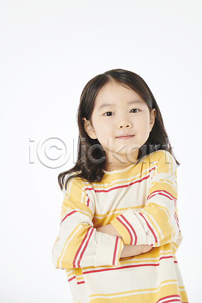 소녀(어린이) 소녀한명만 어린이 여자 한국인 한명 JPG 앞모습 포토 미소(표정) 상반신 스튜디오촬영 어린이라이프 팔짱