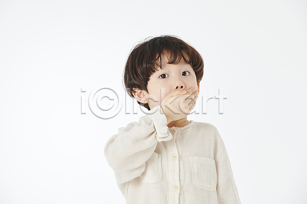 남자 소년 소년한명만 어린이 한국인 한명 JPG 앞모습 포토 놀람 상반신 스튜디오촬영 어린이라이프 응시 입가림