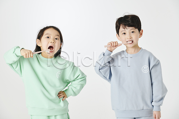 남자 두명 소녀(어린이) 소년 어린이 어린이만 여자 한국인 JPG 앞모습 포토 들기 상반신 스튜디오촬영 양치 어린이라이프 체육복 친구 칫솔