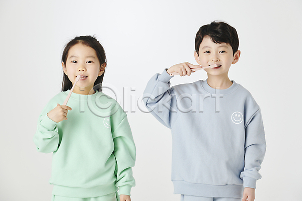 남자 두명 소녀(어린이) 소년 어린이 어린이만 여자 한국인 JPG 앞모습 포토 들기 상반신 스튜디오촬영 양치 어린이라이프 체육복 친구 칫솔