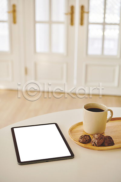 휴식 사람없음 JPG 아웃포커스 포토 머그컵 문 백그라운드 실내 오브젝트 카피스페이스 커피 쿠키 태블릿 프레임
