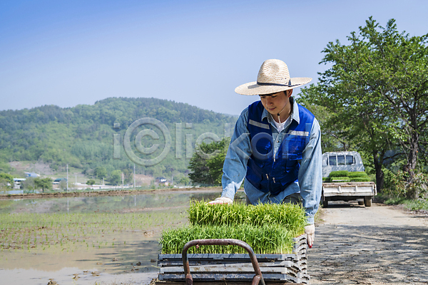 20대 남자 성인 성인남자한명만 한국인 한명 JPG 앞모습 포토 농부 농업 농촌 만지기 모내기 상반신 야외 여주(지역) 외발수레 주간 청년농부
