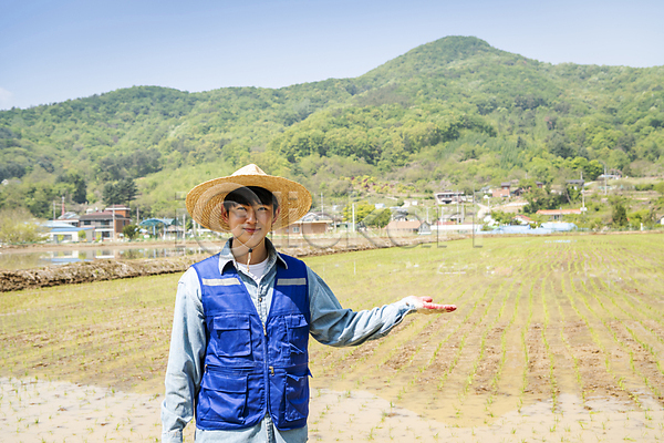 20대 남자 성인 성인남자한명만 한국인 한명 JPG 앞모습 포토 농부 농업 농촌 모내기 미소(표정) 상반신 손들기 안내 야외 여주(지역) 주간 청년농부