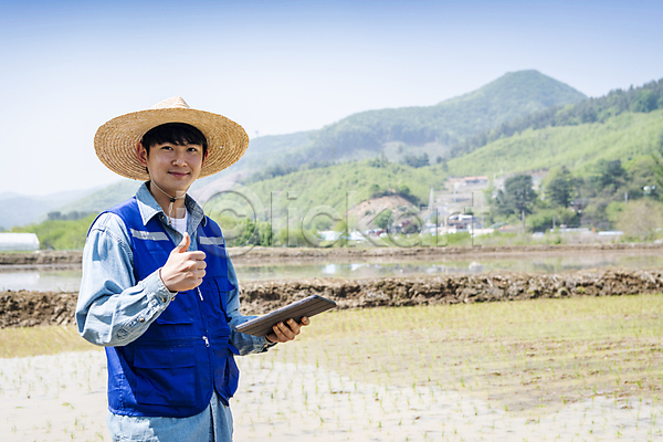 20대 남자 성인 성인남자한명만 한국인 한명 JPG 앞모습 옆모습 포토 농부 농업 농촌 들기 따봉 모내기 미소(표정) 상반신 스마트팜 야외 여주(지역) 응시 주간 청년농부 태블릿