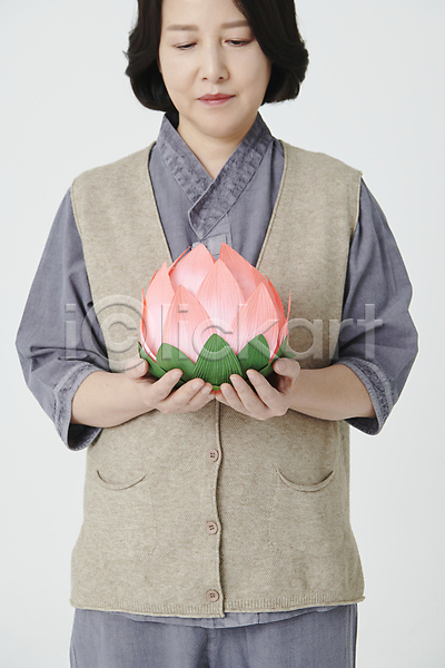 50대 여자 중년 중년여자한명만 한국인 한명 JPG 앞모습 포토 내려보기 들기 부처님오신날 불교 상반신 생활한복 스튜디오촬영 연꽃(꽃) 연등