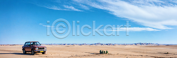 사람없음 JPG 포토 구름(자연) 맑음 모래 백그라운드 사막 선인장 야외 와이드컷 자동차 주간 칠레 클래식카 풍경(경치) 하늘