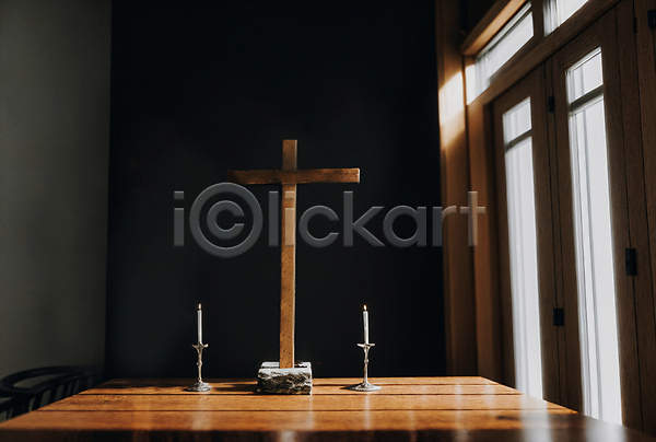 사람없음 JPG 디지털합성 편집이미지 교회 기독교 실내 십자가 창가 촛대 편집소스 풍경(경치)