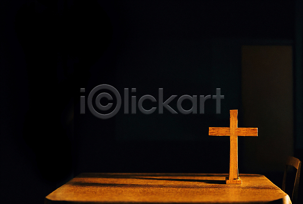 사람없음 JPG 디지털합성 편집이미지 검은색 기독교 실내 십자가 의자 탁자 편집소스 풍경(경치)