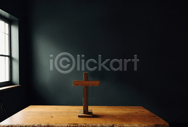 사람없음 JPG 디지털합성 편집이미지 기독교 실내 십자가 창가 탁자 편집소스 풍경(경치)
