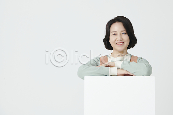 50대 여자 중년 중년여자한명만 한국인 한명 JPG 앞모습 포토 기댐 미소(표정) 상반신 소상공인 스튜디오촬영 자영업자
