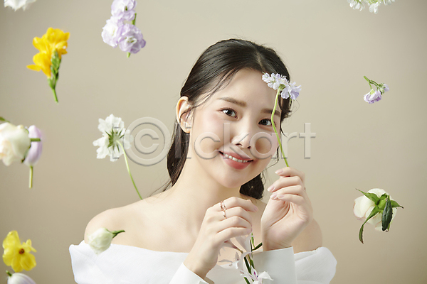 20대 성인 성인여자한명만 여자 한국인 한명 JPG 앞모습 포토 공중 꽃 들기 미소(표정) 뷰티 상반신 스튜디오촬영 응시 의료성형뷰티