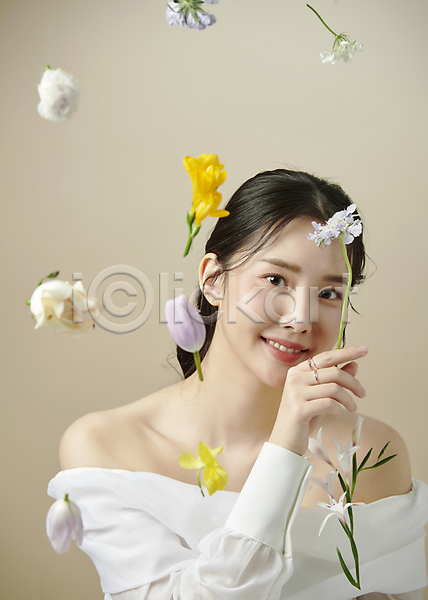 20대 성인 성인여자한명만 여자 한국인 한명 JPG 앞모습 포토 공중 꽃 들기 미소(표정) 뷰티 상반신 스튜디오촬영 응시 의료성형뷰티