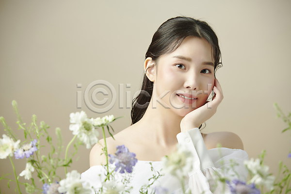20대 성인 성인여자한명만 여자 한국인 한명 JPG 소프트포커스 앞모습 포토 꽃 미소(표정) 뷰티 상반신 스튜디오촬영 응시 의료성형뷰티 턱괴기