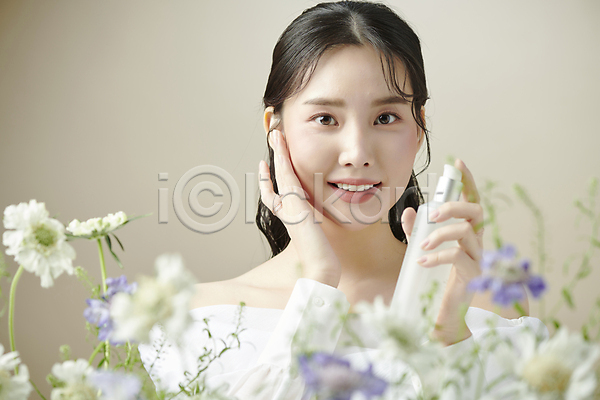 20대 성인 성인여자한명만 여자 한국인 한명 JPG 소프트포커스 앞모습 포토 꽃 들기 미소(표정) 뷰티 상반신 스튜디오촬영 응시 의료성형뷰티 피부관리 화장품