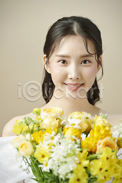 20대 성인 성인여자한명만 여자 한국인 한명 JPG 앞모습 포토 꽃다발 들기 미소(표정) 뷰티 상반신 스튜디오촬영 응시 의료성형뷰티