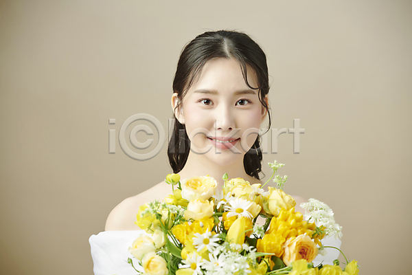 20대 성인 성인여자한명만 여자 한국인 한명 JPG 앞모습 포토 꽃다발 들기 미소(표정) 뷰티 상반신 스튜디오촬영 응시 의료성형뷰티