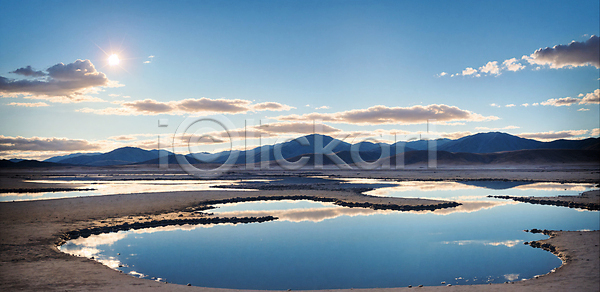 사람없음 JPG 포토 구름(자연) 물 반사 산 소금사막 야외 웅덩이 주간 태양 풍경(경치) 하늘