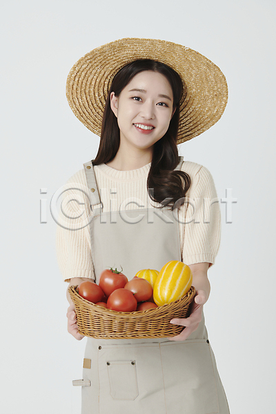 20대 성인 성인여자한명만 여자 한국인 한명 JPG 앞모습 포토 농부 들기 미소(표정) 밀짚모자 바구니 상반신 소상공인 수확 스튜디오촬영 앞치마 참외 청년농부 토마토