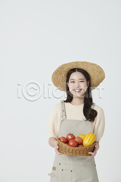 20대 성인 성인여자한명만 여자 한국인 한명 JPG 앞모습 포토 농부 들기 미소(표정) 밀짚모자 바구니 상반신 소상공인 수확 스튜디오촬영 앞치마 참외 청년농부 토마토