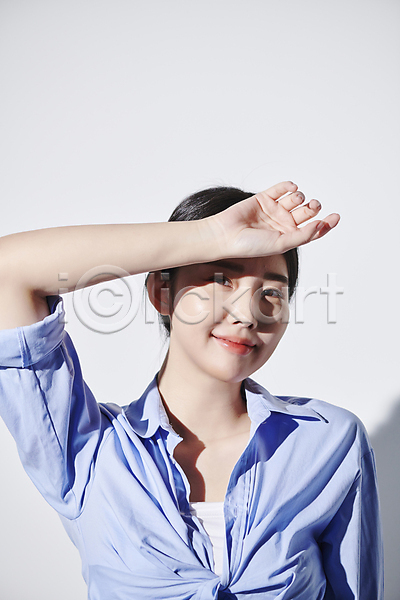 20대 성인 성인여자한명만 여자 한국인 한명 JPG 앞모습 포토 가림 그림자 눈부심 미소(표정) 빛 상반신 손들기 스튜디오촬영 여름(계절) 응시 의료성형뷰티 자외선
