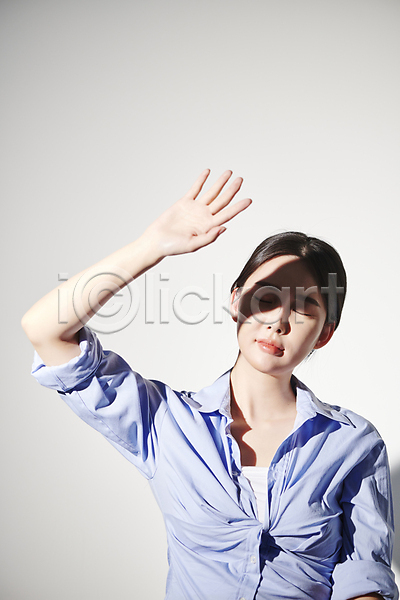 20대 성인 성인여자한명만 여자 한국인 한명 JPG 앞모습 포토 가림 그림자 눈감음 눈부심 빛 상반신 손들기 스튜디오촬영 여름(계절) 의료성형뷰티 자외선 찡그림