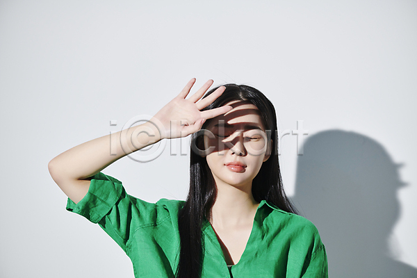 20대 성인 성인여자한명만 여자 한국인 한명 JPG 앞모습 포토 가림 그림자 눈감음 눈부심 빛 상반신 손들기 스튜디오촬영 여름(계절) 의료성형뷰티 자외선 찡그림