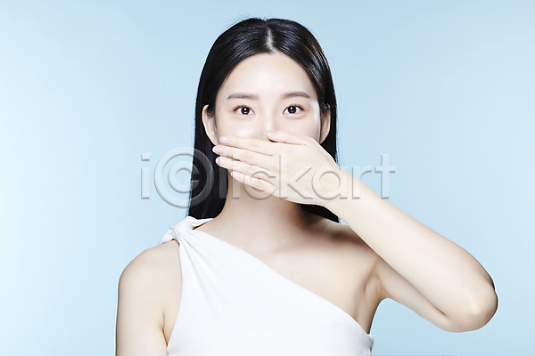 20대 성인 성인여자한명만 여자 한국인 한명 JPG 앞모습 포토 뷰티 상반신 스튜디오촬영 응시 의료성형뷰티 입가림