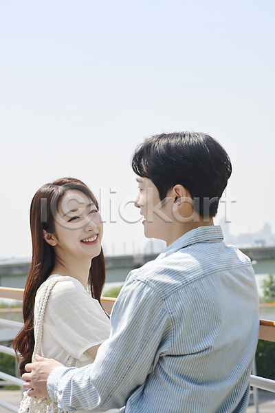 다정 사랑 함께함 행복 20대 남자 두명 성인 성인만 여자 한국인 JPG 뒷모습 옆모습 포토 데이트 미소(표정) 상반신 야외 연애 응시 주간 커플 한강공원