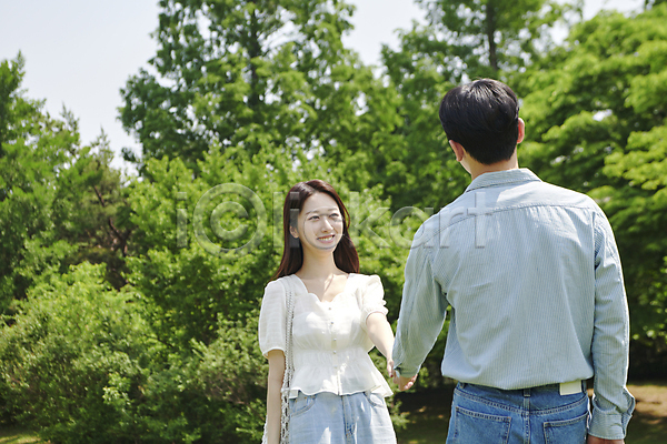 다정 사랑 함께함 20대 남자 두명 성인 성인만 여자 한국인 JPG 뒷모습 앞모습 포토 데이트 미소(표정) 상반신 손잡기 야외 연애 응시 주간 커플 한강공원