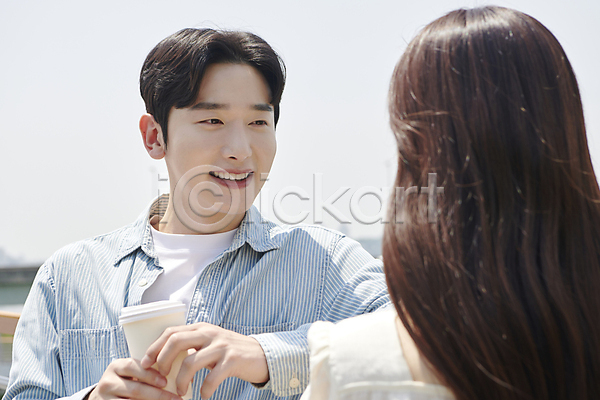다정 사랑 함께함 20대 남자 두명 성인 성인만 여자 한국인 JPG 뒷모습 앞모습 포토 데이트 들기 미소(표정) 상반신 야외 연애 응시 주간 커플 커피 한강공원