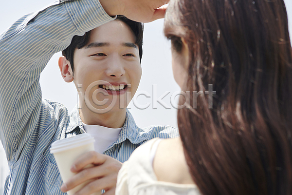 다정 사랑 함께함 20대 남자 두명 성인 성인만 여자 한국인 JPG 뒷모습 앞모습 포토 데이트 들기 미소(표정) 상반신 손들기 야외 연애 응시 주간 커플 커피 한강공원