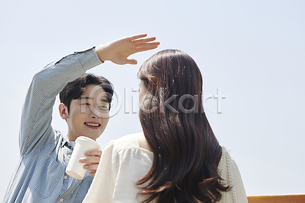 다정 사랑 함께함 20대 남자 두명 성인 성인만 여자 한국인 JPG 뒷모습 앞모습 포토 가림 데이트 들기 미소(표정) 상반신 손들기 야외 연애 응시 주간 커플 커피 한강공원